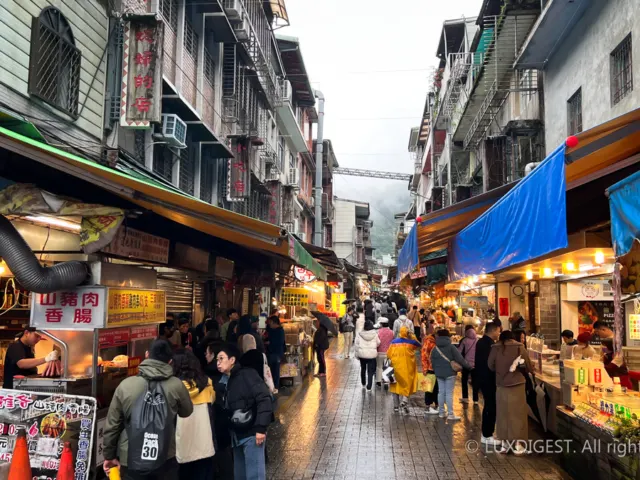 Exploring Wulai Old Street in Taiwan