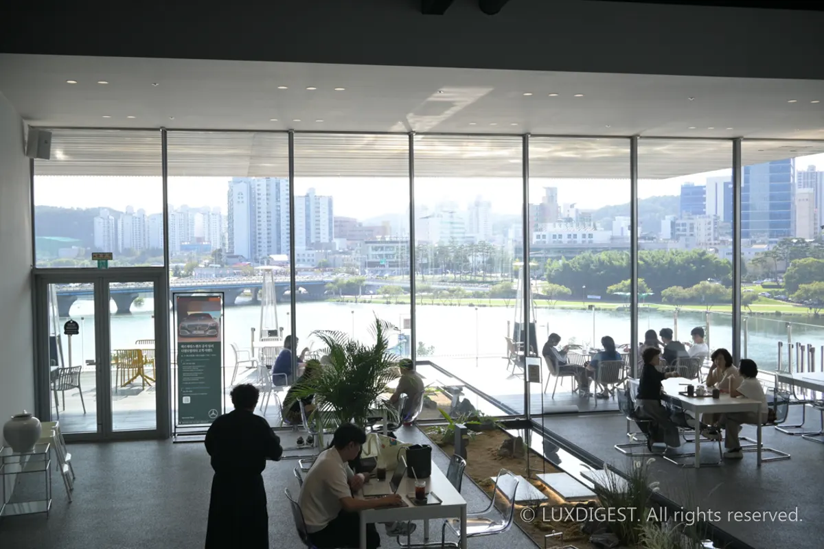 Yeonharu Cafe: Riverside Views and Spacious Design