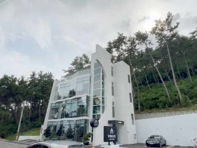 마리솔카페 소나무가 멋진 그림을 만들어주는 곳