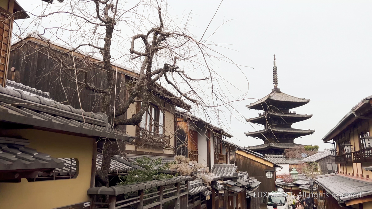 Ninenzaka in Kyoto with traditional shop fronts and bustling foot traffic