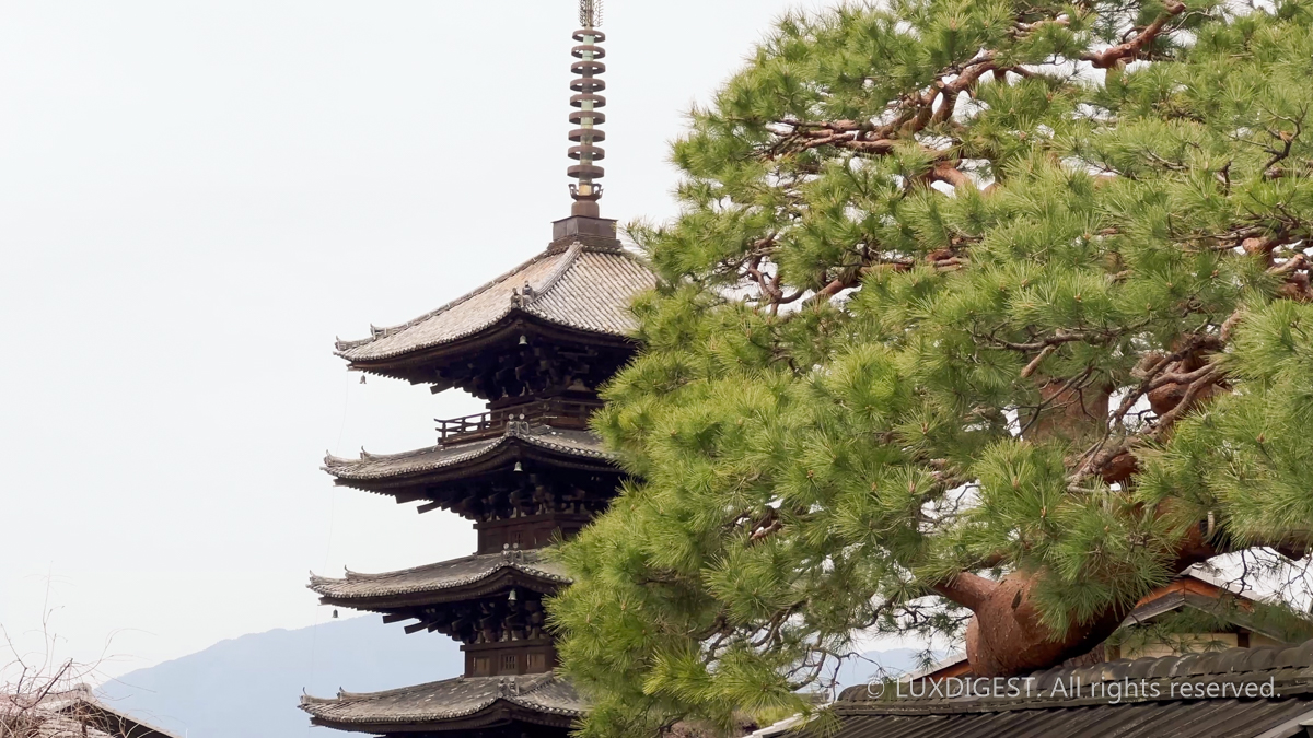 Ninenzaka in Kyoto with the pagoda of Hokanji Temple, a major landmark drawing significant visitor interest