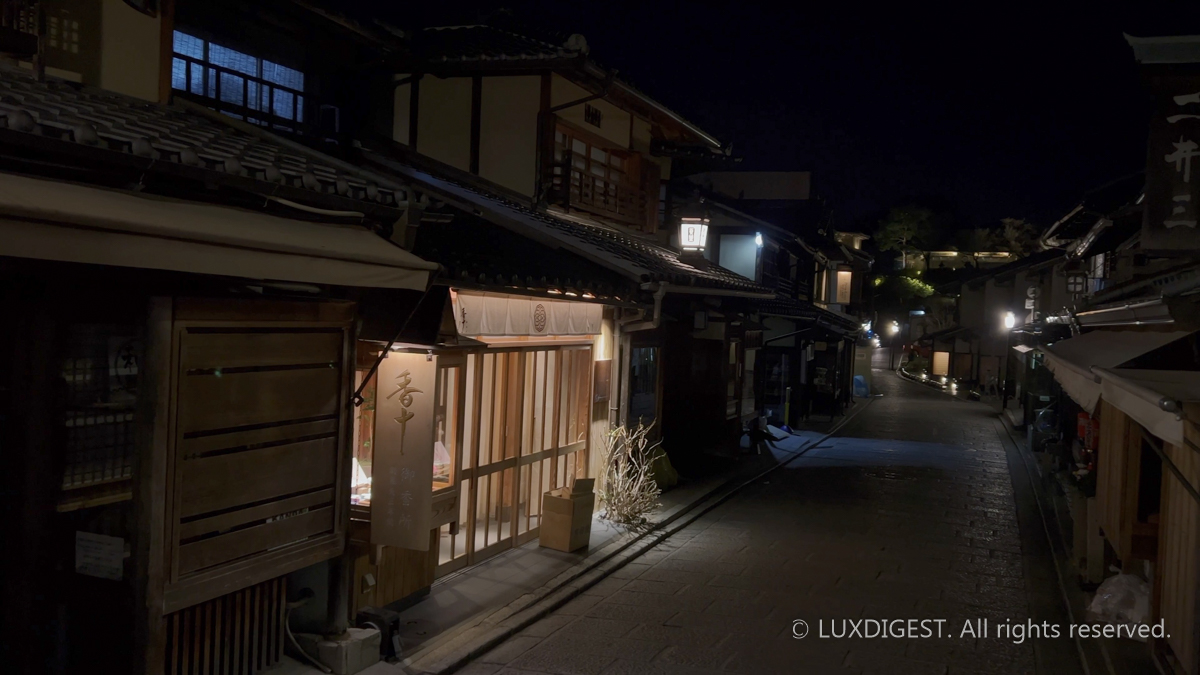 Ninenzaka in Kyoto evening atmosphere with lantern lighting