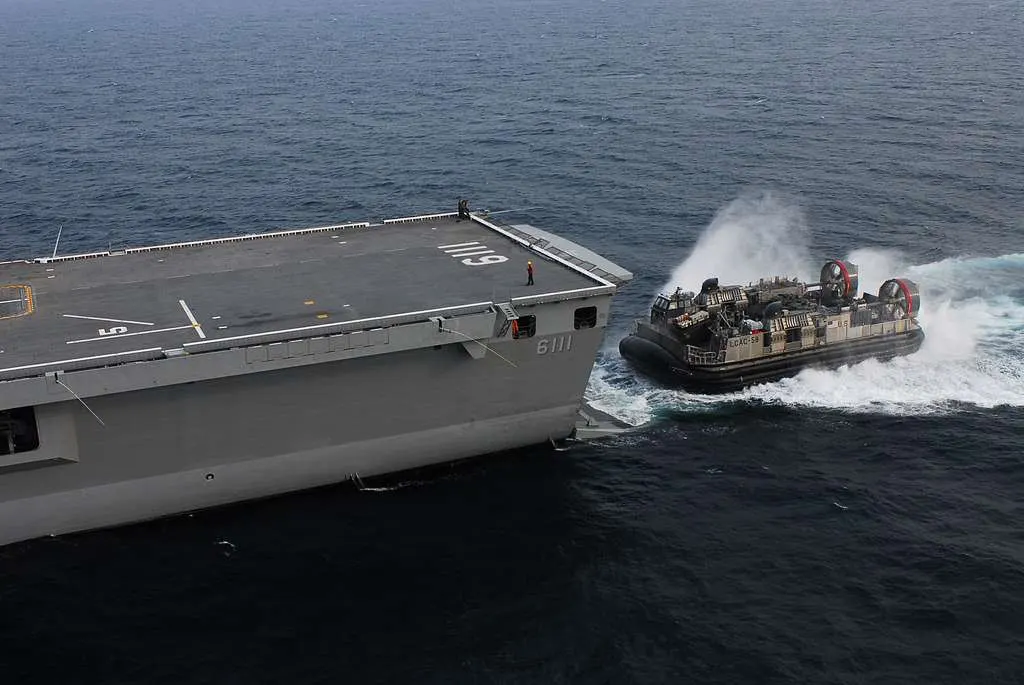 LCAC-1 공기부양정 비교분석