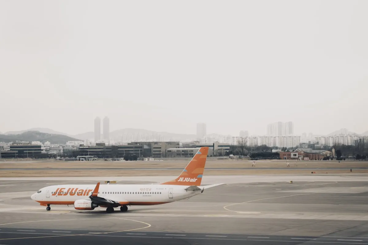 서울 김포국제공항 활주로와 계류 중인 여객기