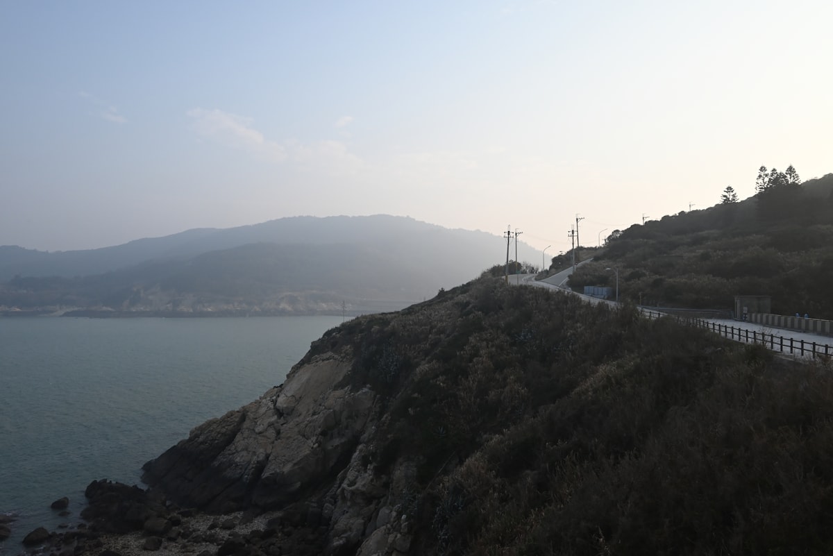 한국의 산과 바다를 달리는 기차와 체류형 기차여행 풍경