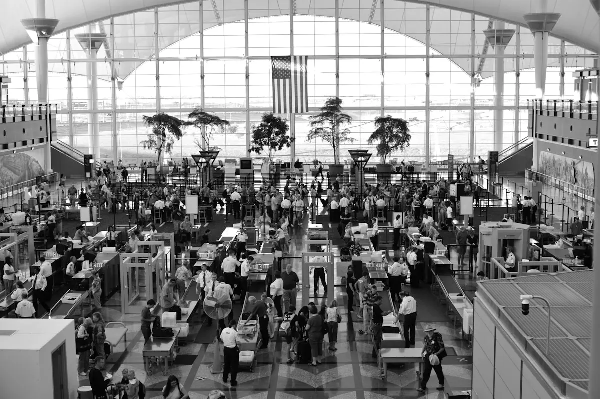 공항 혼잡 구역에서 승객 동선을 안내하는 현장 직원
