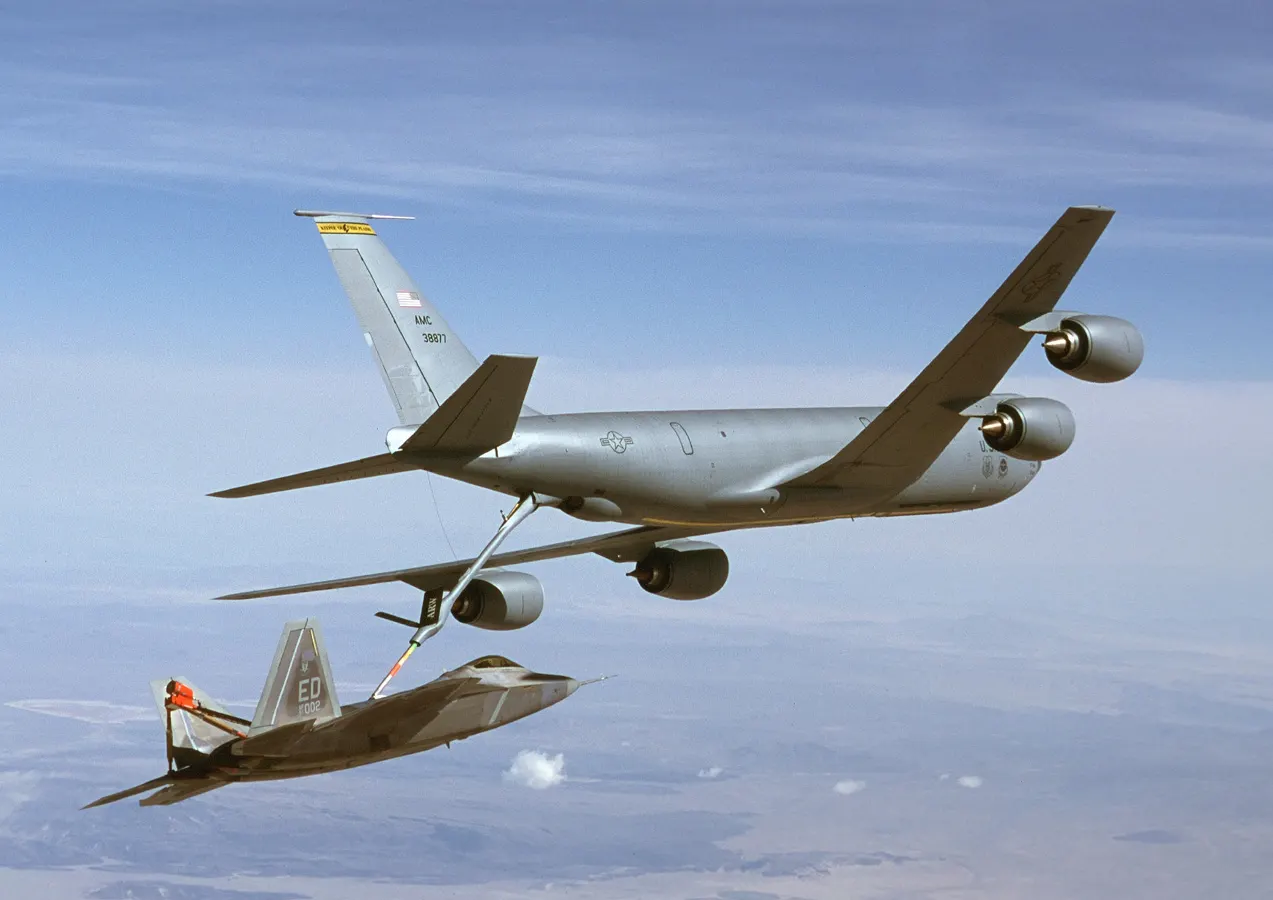 미공군의 파편 피해 KC-135 수리 과정
