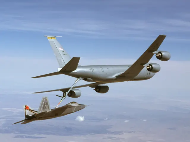 미공군의 파편 피해 KC-135 수리 과정
