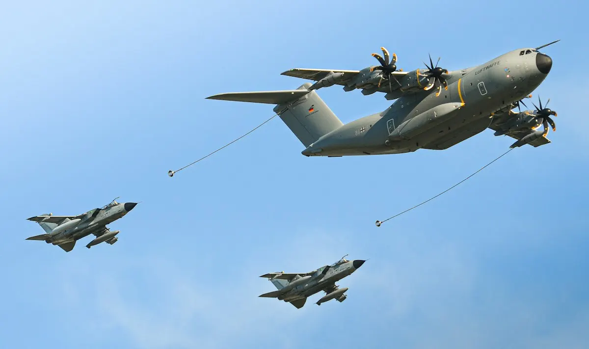 전방 급유·재무장 지점에서 지원받는 미 해병대 F-35B 전투기