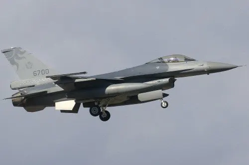 대만, 연이은 지연 끝에 첫 F-16 전투기 도착