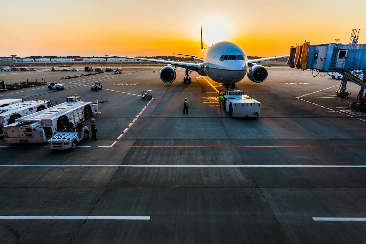공항 계류장에 대기 중인 국내선 여객기