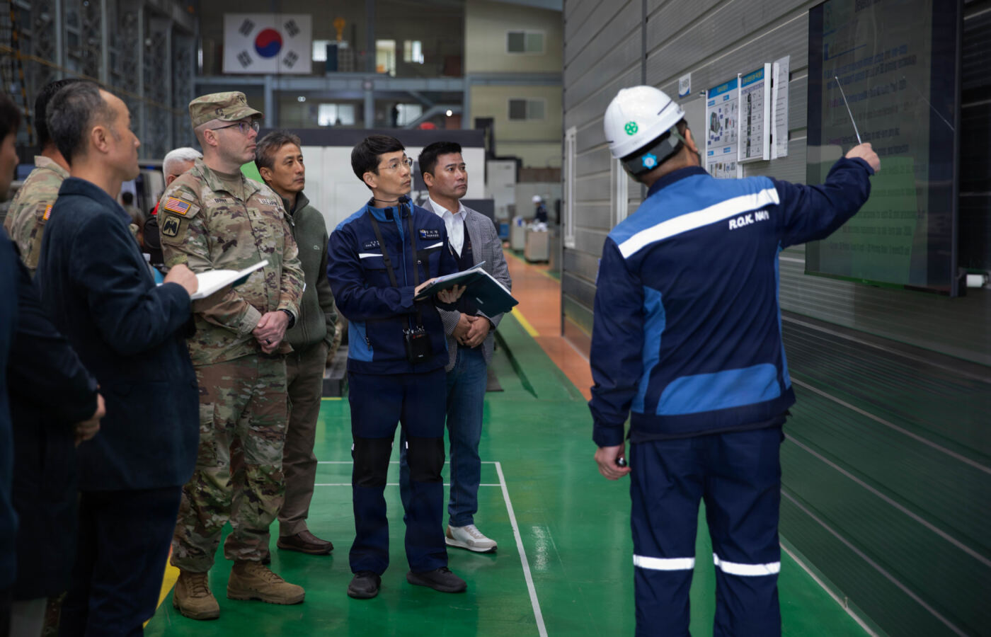 한국 캠프 캐럴 전투력생성센터에서 미군 관계자들이 금속 3D프린터와 정비 장비를 점검하는 모습