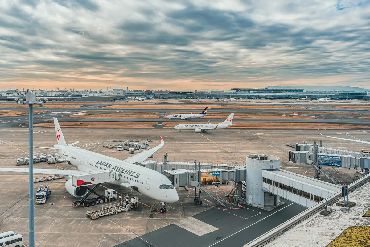 일본 공항 출국장에서 면세품과 여권을 확인받는 여행객