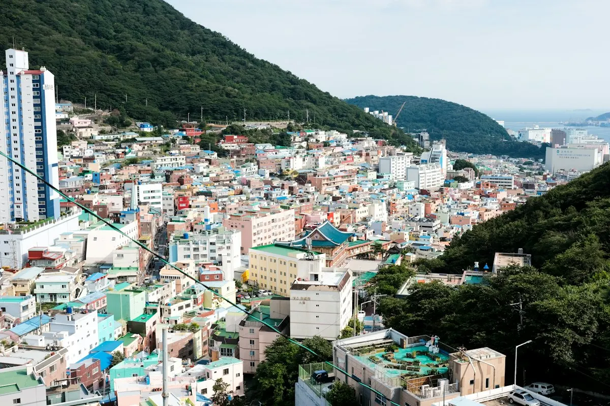 서울의 외국인 환자 의료관광과 지역 분산 문제를 상징하는 의료기관 접수 공간