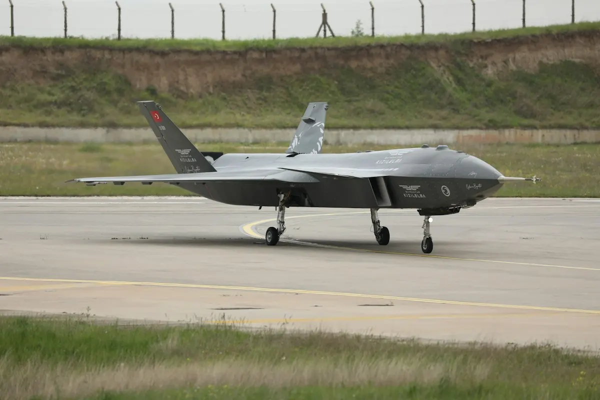 MQ-9 리퍼 후계 무인기 경쟁을 상징하는 군용 드론 콘셉트 이미지