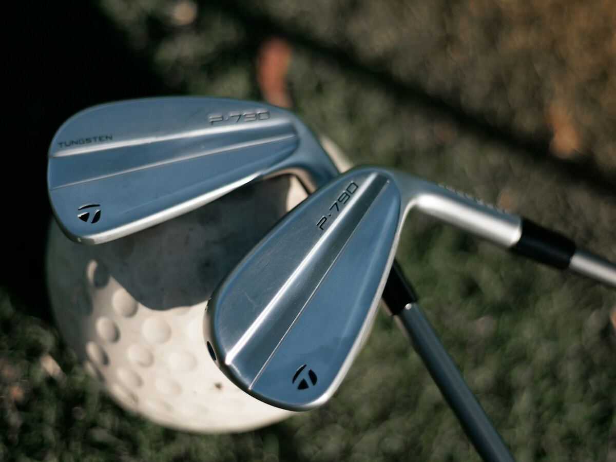 TaylorMade P790 아이언 세트와 골프공이 놓인 제품 이미지
