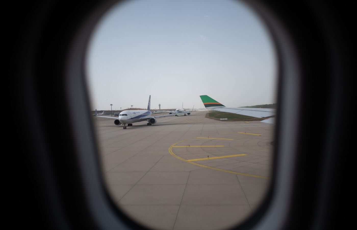양양국제공항 활주로와 여객기